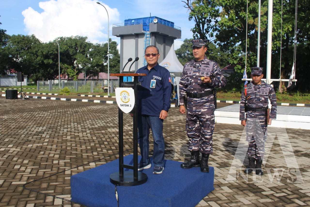 Assistant Vice President Dr. Ruslan Hamid serta Danup Kapten Marinir Yono Didik Mashuri