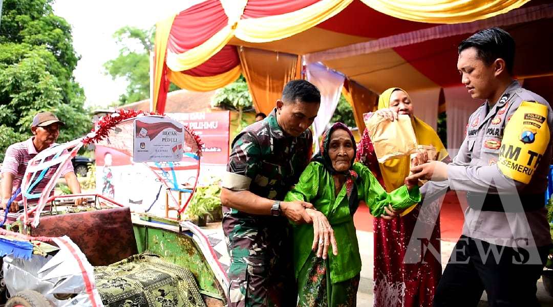 TNI Polri Situbondo antar jemput lansia ke TPS gunakan hak pilih