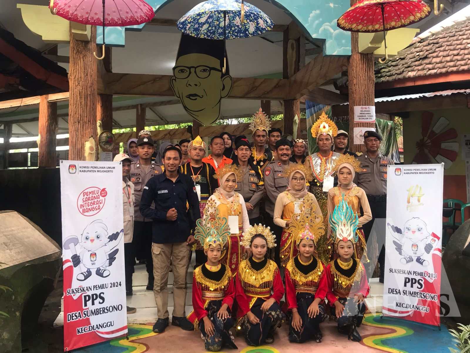 Kapolsek Dlanggu Iptu MK Umam bersama petugas KPPS