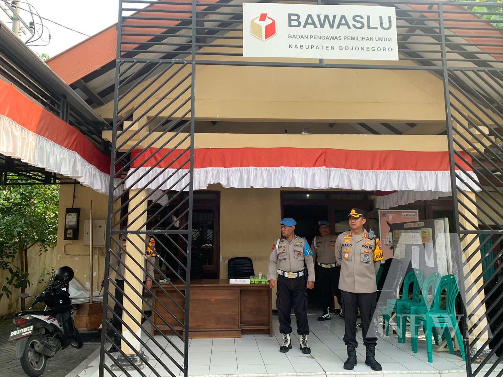 Kapolres Bojonegoro AKBP Mario Prahatinto cek personel dan keamanan kantor KPU – Bawaslu