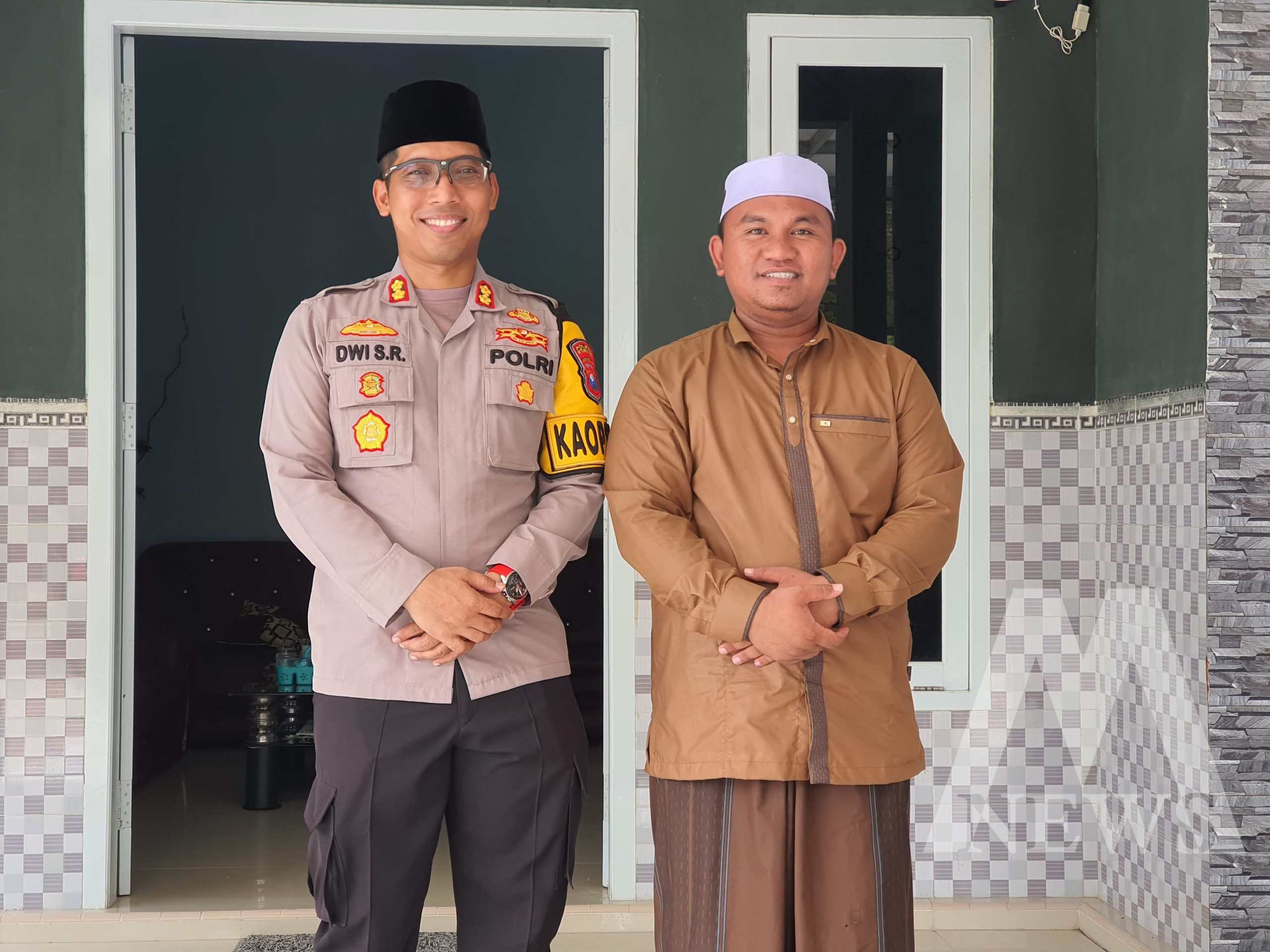 Kapolres Situbondo AKBP Dwi SR bersama pimpinan Ponpes Darul Mubtadi'in KH. M. Furqan Al Kayyis