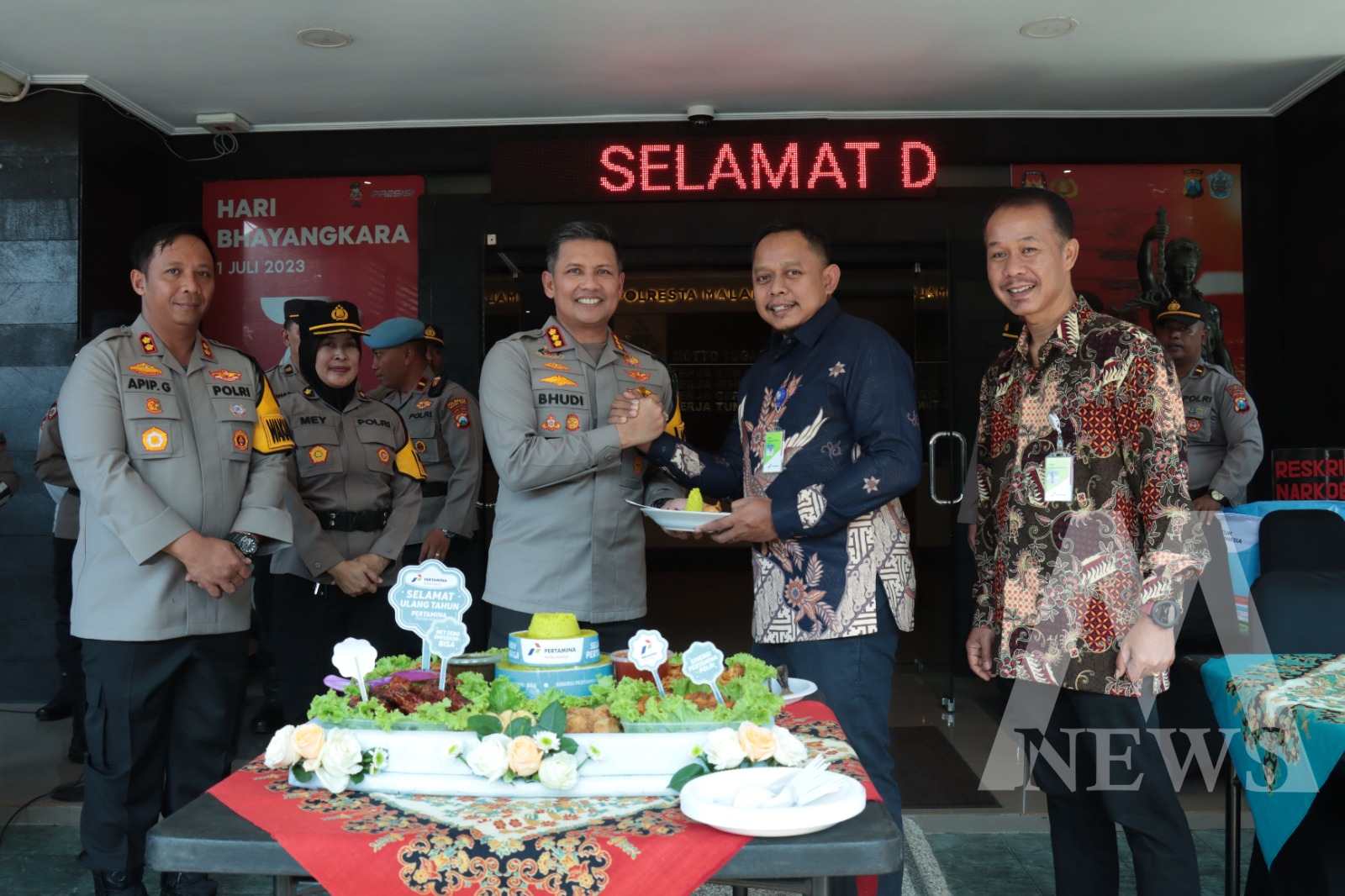 PT Pertamina serahkan Sertifikat Dekarbonisasi dan 20 pohon ke Polresta Malang Kota