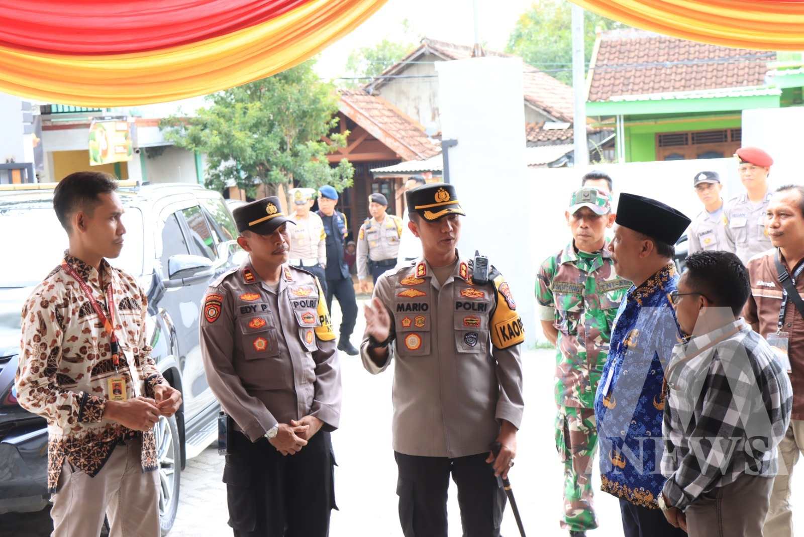 Kapolres Bojonegoro AKBP Mario Prahatinto Sidak pengamanan logistik Pemilu di PPK