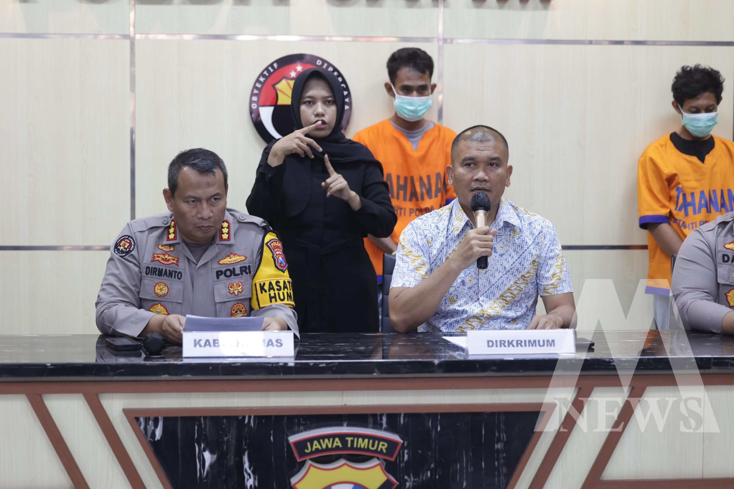 Dirreskrimum Polda Jatim Kombespol Totok Suharyanto bersama Kabid Humas Polda Jatim Kombespol Dirmanto