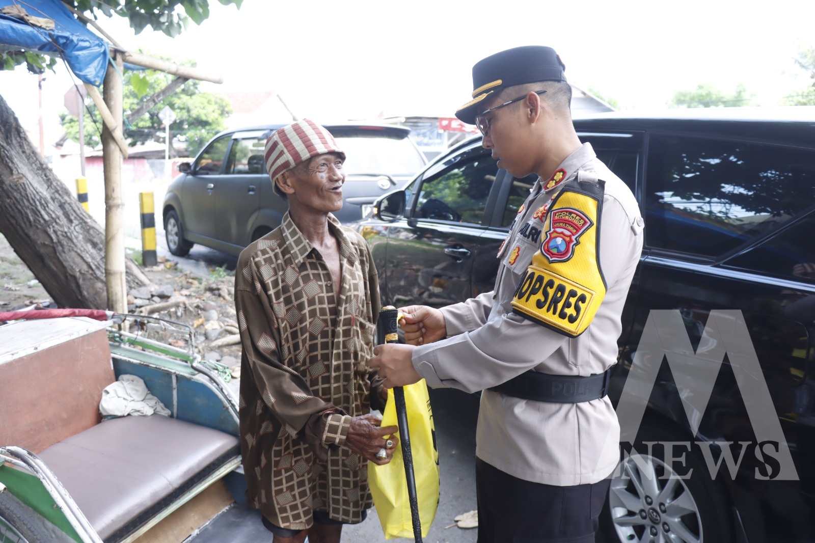 Kapolres Situbondo AKBP Dwi SR berbagi sembako di Jum'at Berkah