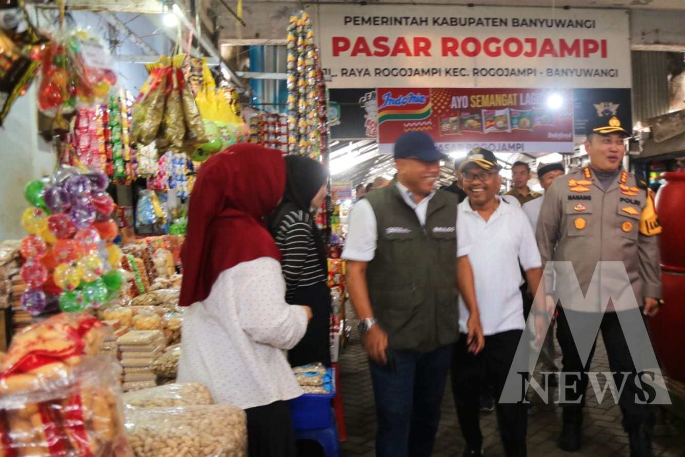 Kapolresta Banyuwangi Kombespol Nanang Haryono dan satgas pangan sidak pasar Rogojampi