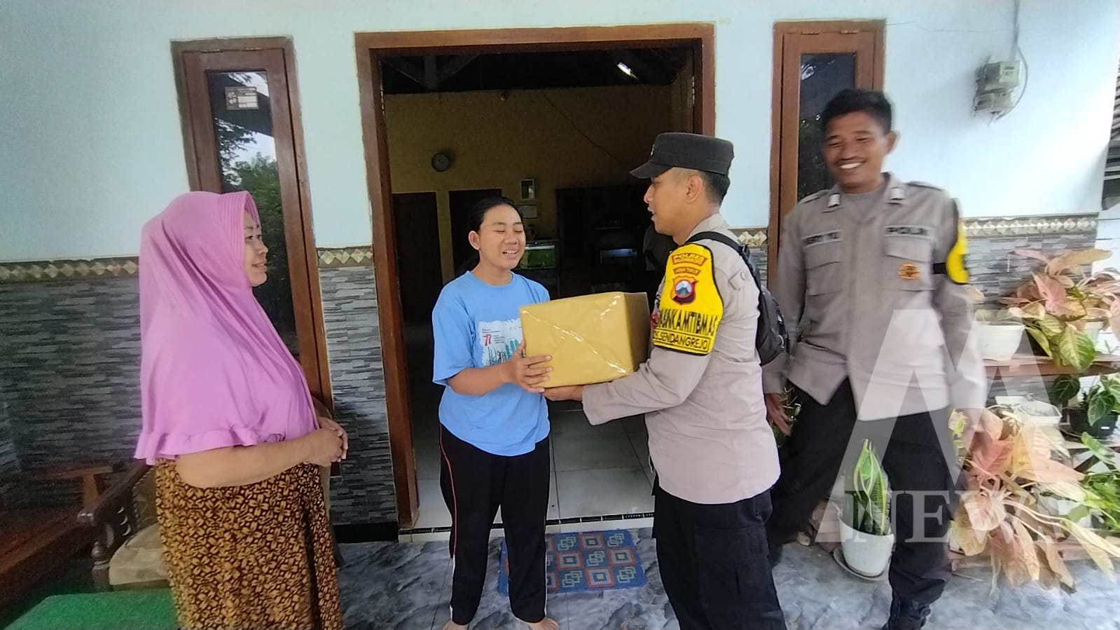 Bhabinkamtibmas Polres Bojonegoro beri bingkisan ke anggota KPPS yang sakit