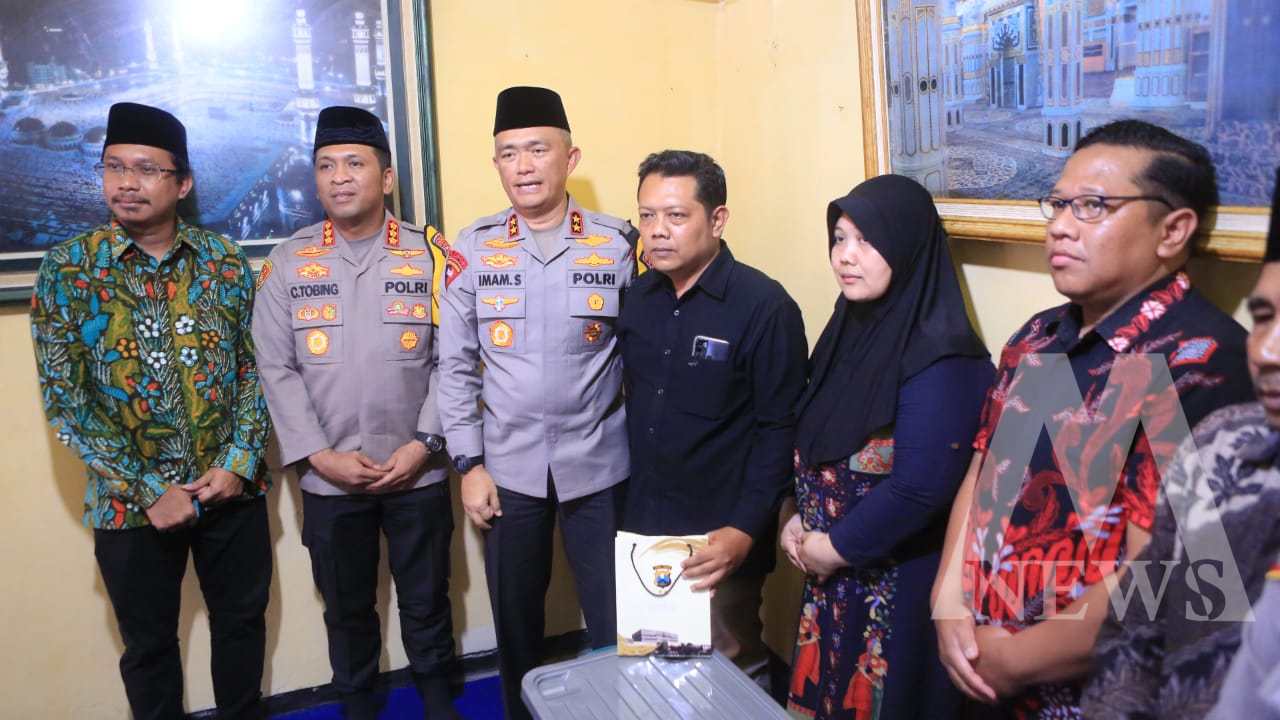Kapolda Jatim Irjen Pol Drs. Imam Sugianto didampingi Kapolresta Sidoarjo, takziah ke rumah duka anggota PPS