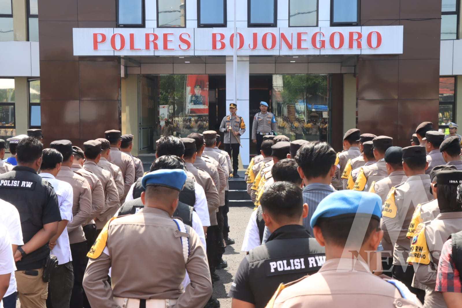 Kapolres Bojonegoro AKBP Mario Prahatinto cek kesiapan Polisi RW