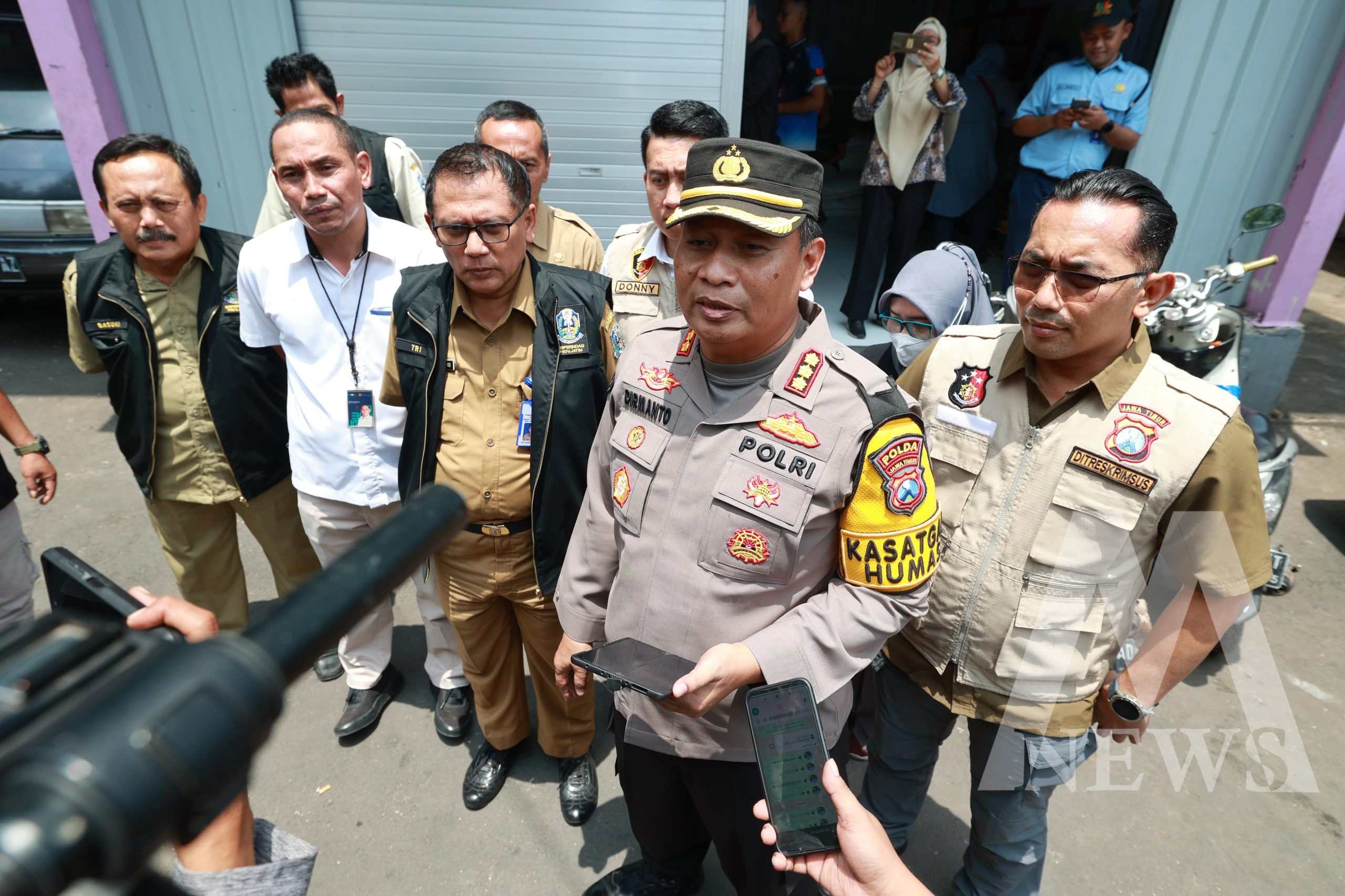 Kabid Humas Polda Jatim Kombespol Dirmanto saat sidak pasar