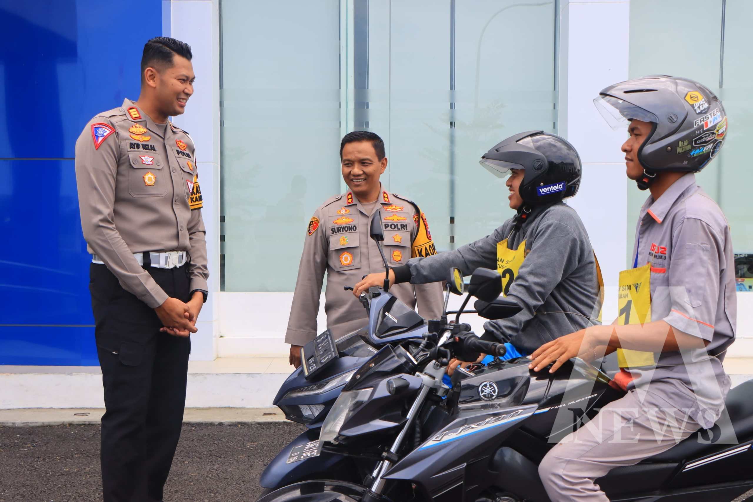 Kapolres Tuban AKBP Suryono didampingi Kasat Lantas Polres Tuban AKP Ayip Rizal kunjungi kantor Satpas