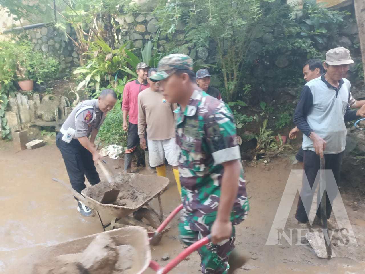 TNI Polri bersama warga bersihkan material tanah longsor