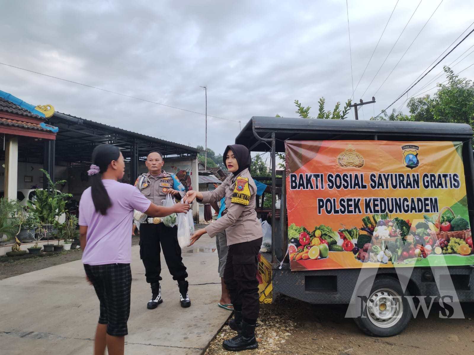 Polsek Kedungadem bagikan sayuran gratis