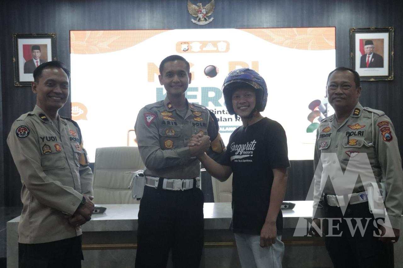Kasatlantas Polresta Malang Kota Kompol Dr. Aristianto Budi Sutrisno bersama pengendara motor