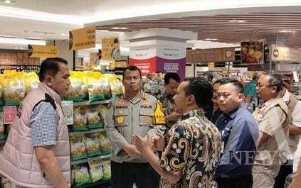 Satgas Pangan Mabes Polri didampingi Kabid Humas Polda Jatim Kombespol Dirmanto