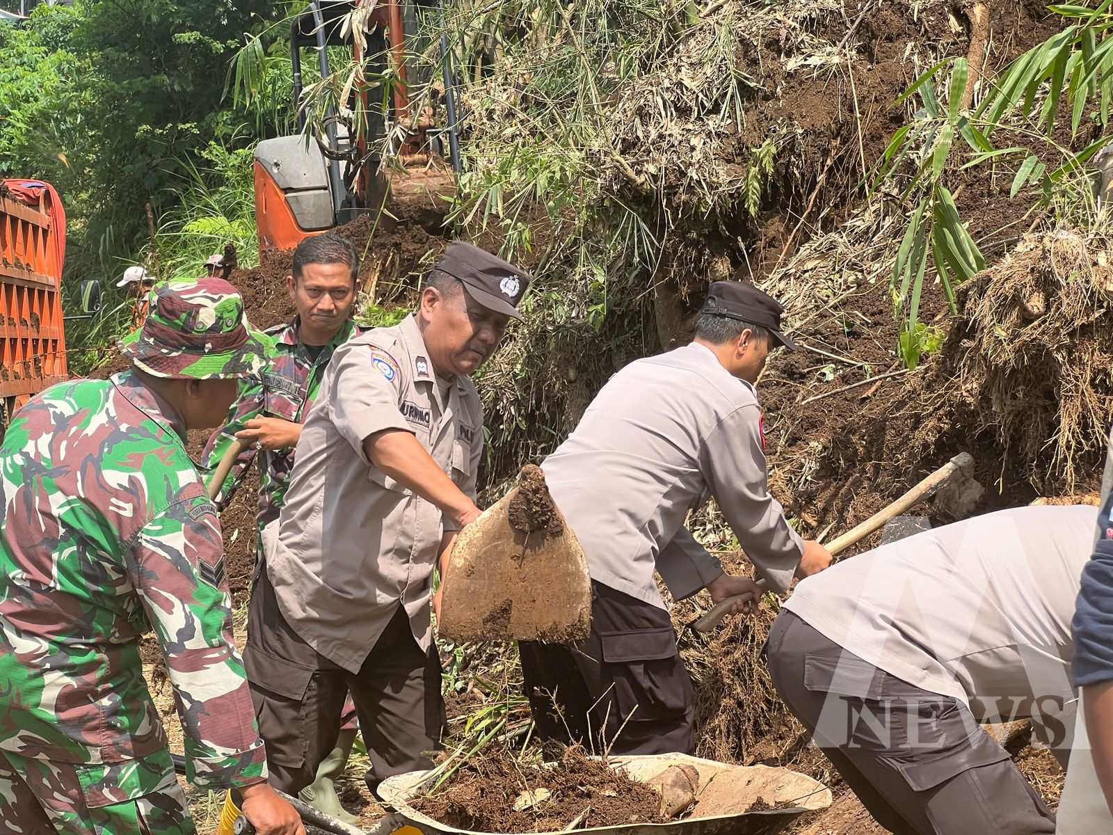 Polres Malang bersama TNI dan warga bersihkan tanah longsor di Wagir