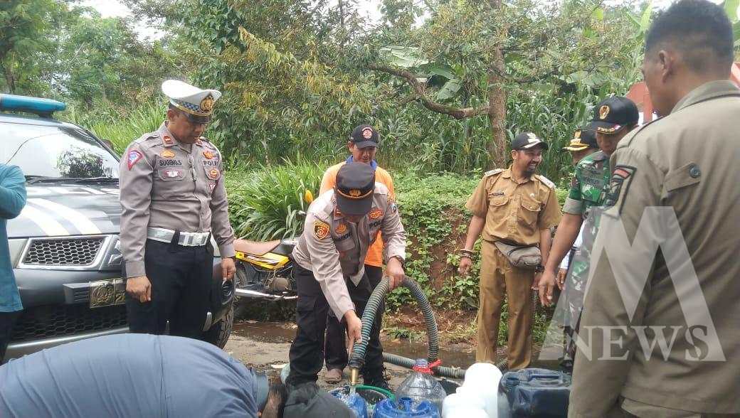 Polres Probolinggo salurkan air bersih