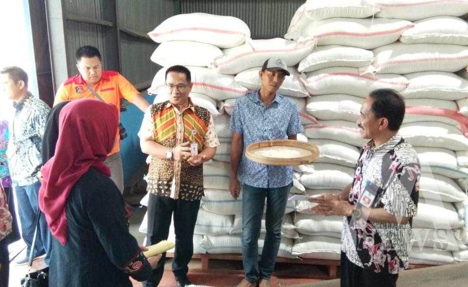 Cek pasokan beras Jatim 