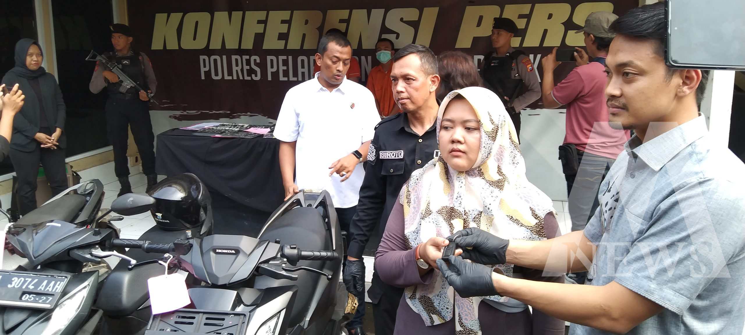 Kasat Reskrim Polres Pelabuhan Tanjung Perak Iptu M. Prasetyo serahkan motor ke pemiliknya