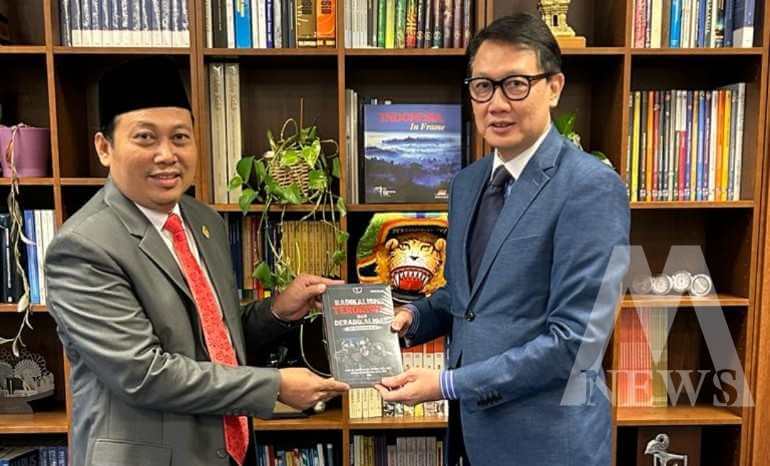 Buku itu diserahkan oleh Anggota Kompolnas RI H. Mohammad Dawam ke para Dubes