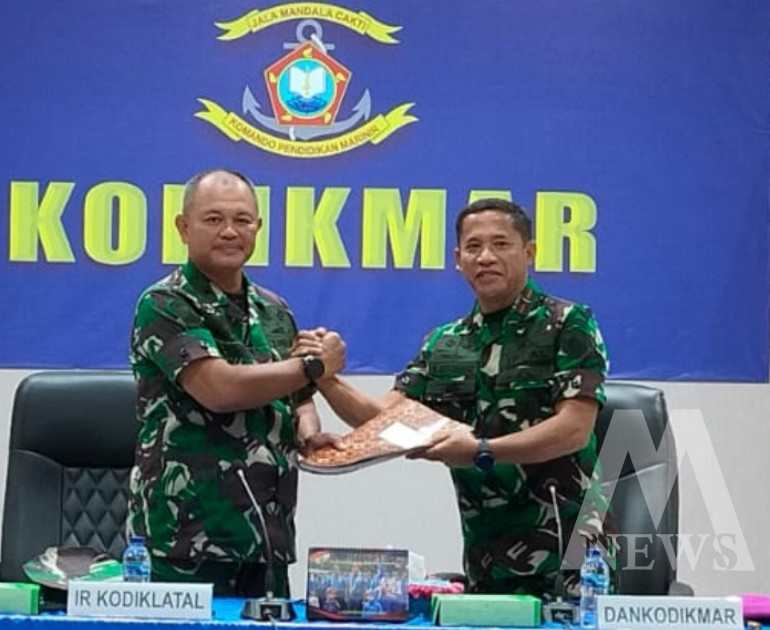 Ir Kodiklatal Brigjen TNI Marinir Ahmad Fajar didampingi Dankodikmar Brigjen TNI Marinir Samson Sitohang