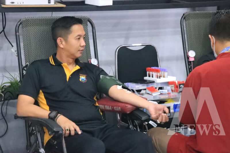 Polres Bojonegoro AKBP Mario Prahatinto ikuti Donor Darah