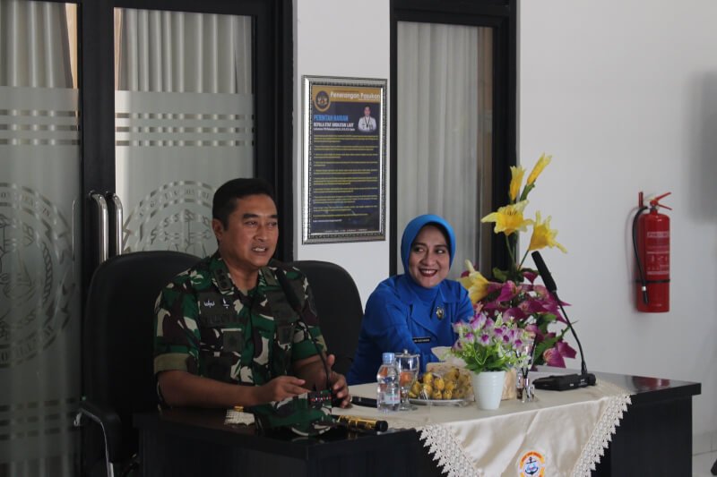 Dansatdik 2 Kodiklatal Kolonel Laut (P) Teddy Barata didampingi Ny. Ira Teddy Barata