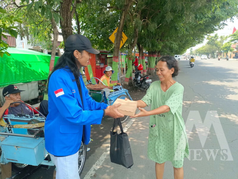 Mahasiswa Nganjuk bagi sembako dan makanan