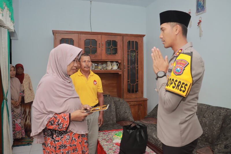 Kapolres Jember AKBP Bayu Pratama Gubunagi beri santunan keluarga anggota KPPS yang meninggal