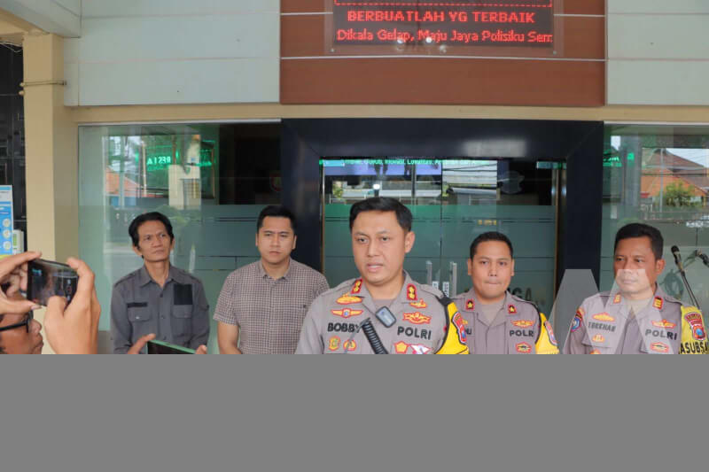 Kapolres Lamongan AKBP Bobby A. Condroputra didampingi Wakapolres Kompol Akay Fahli