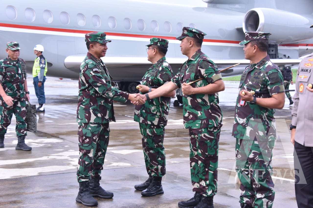Dankodiklatal Letjen TNI Marinir Nur Alamsyah sambut kunjungan Panglima TNI Jenderal Agus Subiyanto di Jatim