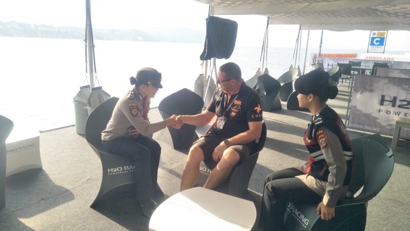 Director Logistic F1 Powerboat Alec Cavallero bersama anggota Polda Sumut
