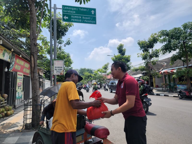 Satresnarkoba Polres Bojonegoro baksos ke warga kurang mampu