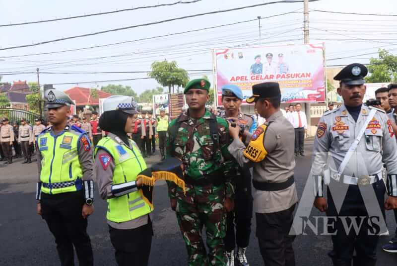 Kapolres Bojonegoro AKBP Mario Prahatinto pimpin apel gelar pasukan Ops Keselamatan Semeru