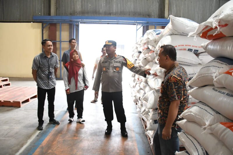 Disperindag dan satgas pangan tinjau harga bahan pokok