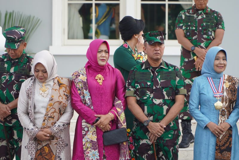 Dankodiklatal Letjen TNI Marinir Nur Alamsyah didampingi ketua gabungan Jalasenastri Ny. Ayu Nur Alamsyah