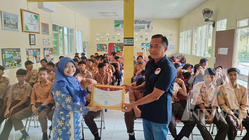 Satresnarkoba Polres Tanjung Perak sosialisasi bahaya Narkoba di SMPN 42 Surabaya