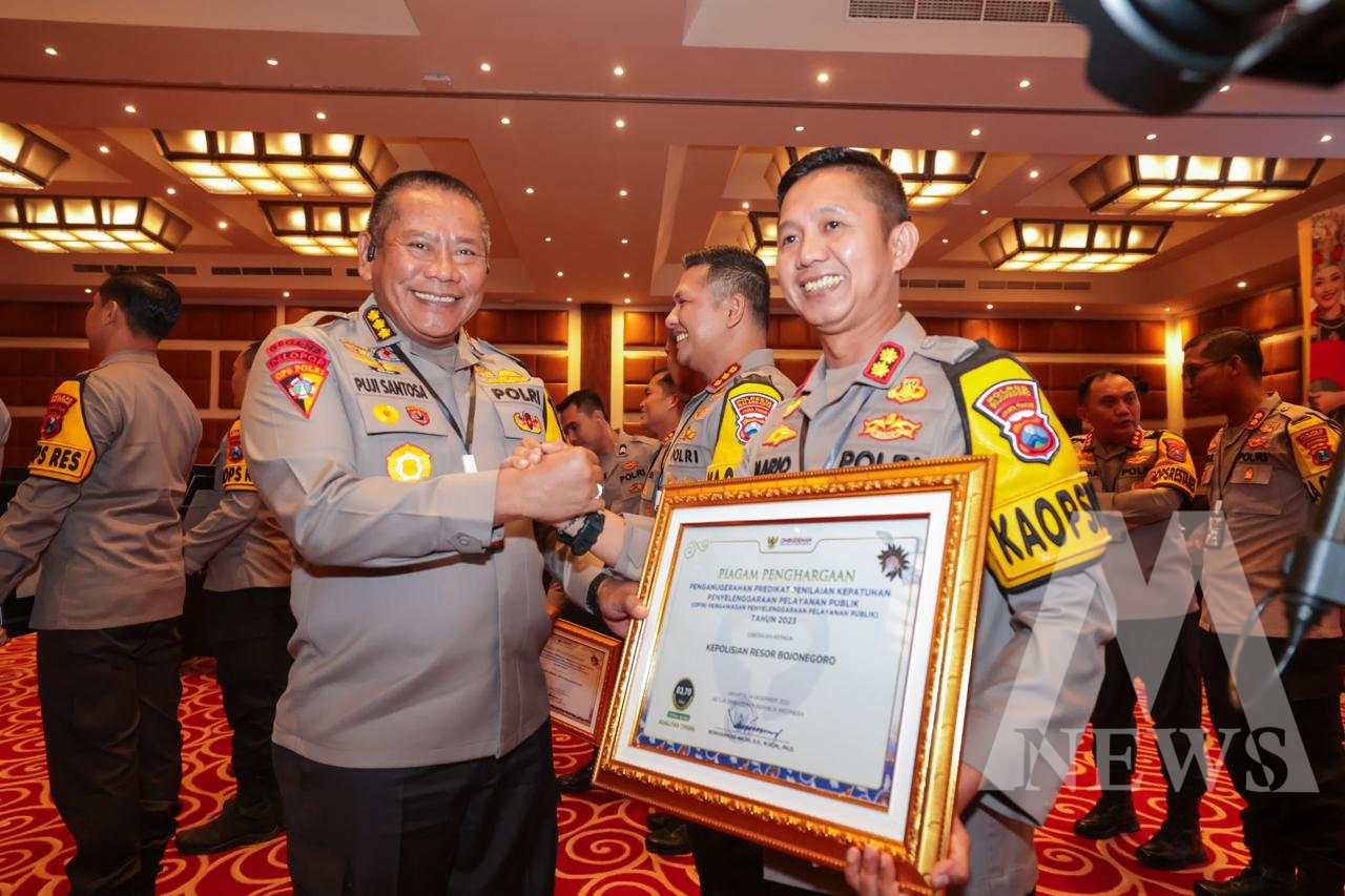 Kapolres Bojonegoro AKBP Mario Prahatinto terima piagam penghargaan dari Ombudsman RI