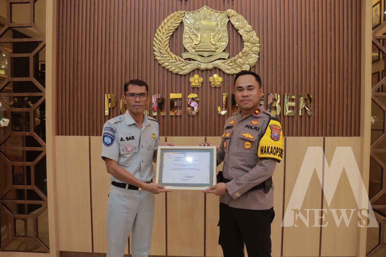 Wakapolres Jember Kompol Jimmy Heryanto Hasiholan terima penghargaan dari Kaper Jasa Raharja Abdul Bar
