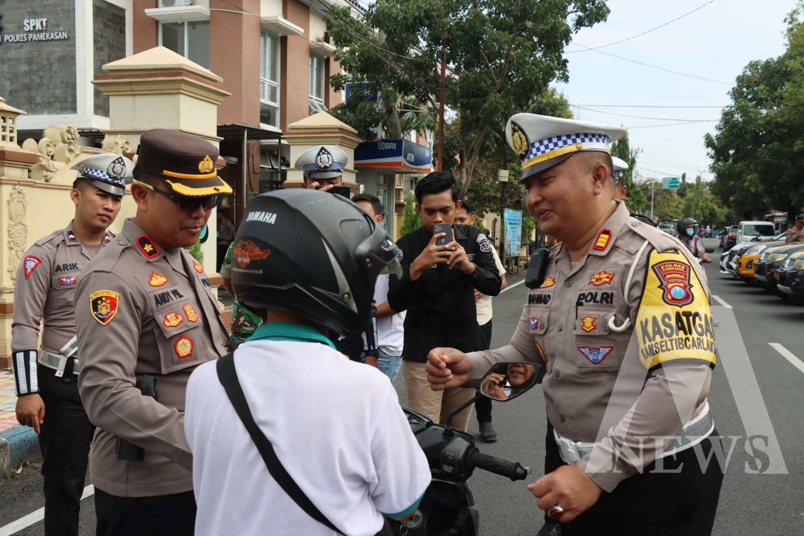 Wakapolres Pamekasan Kompol Andy Purnomo berbagi brosur himbauan