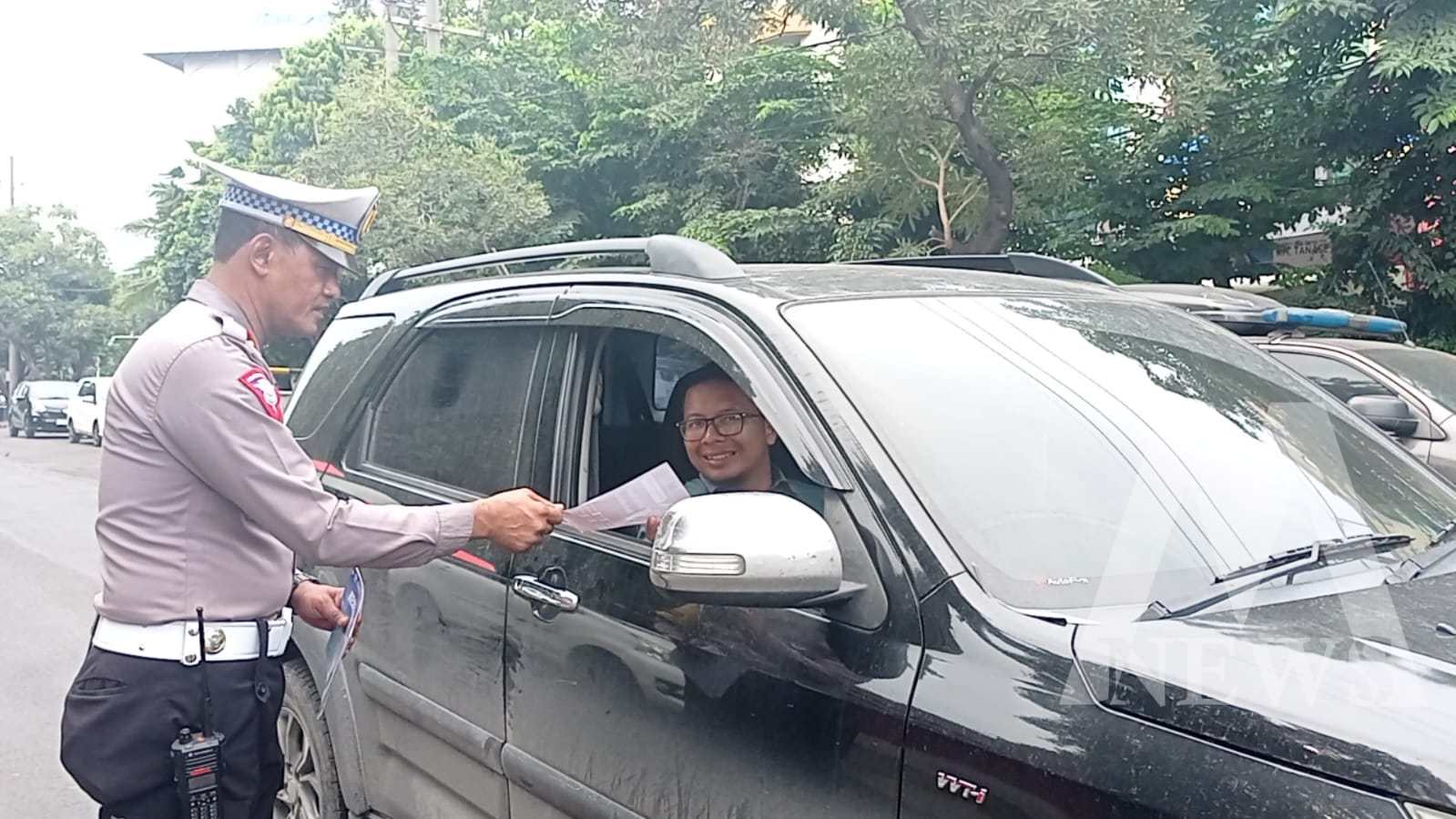 Satlantas Polres Tanjung Perak sebar brosur himbauan Kamseltibcarlantas