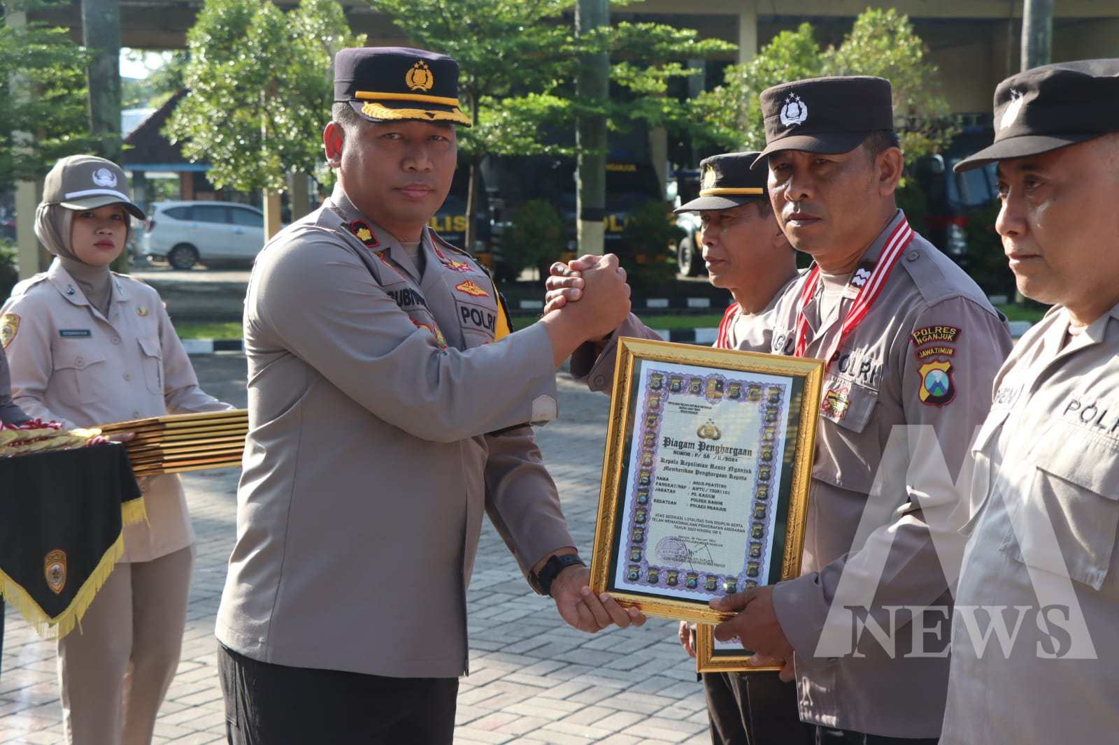 Wakapolres Nganjuk Kompol Subiyantana serahkan piagam penghargaan 43 anggota berprestasi
