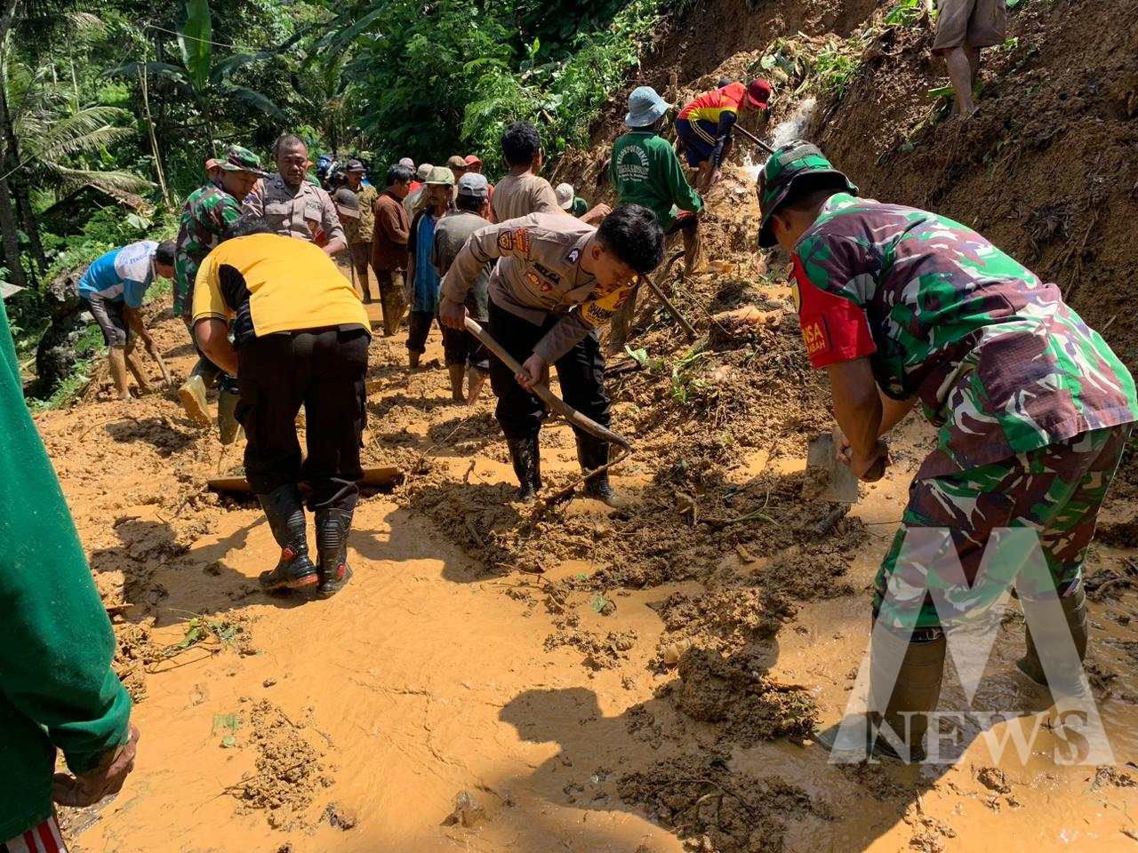 TNI Polisi bersihkan tanah longsor di Trenggalek
