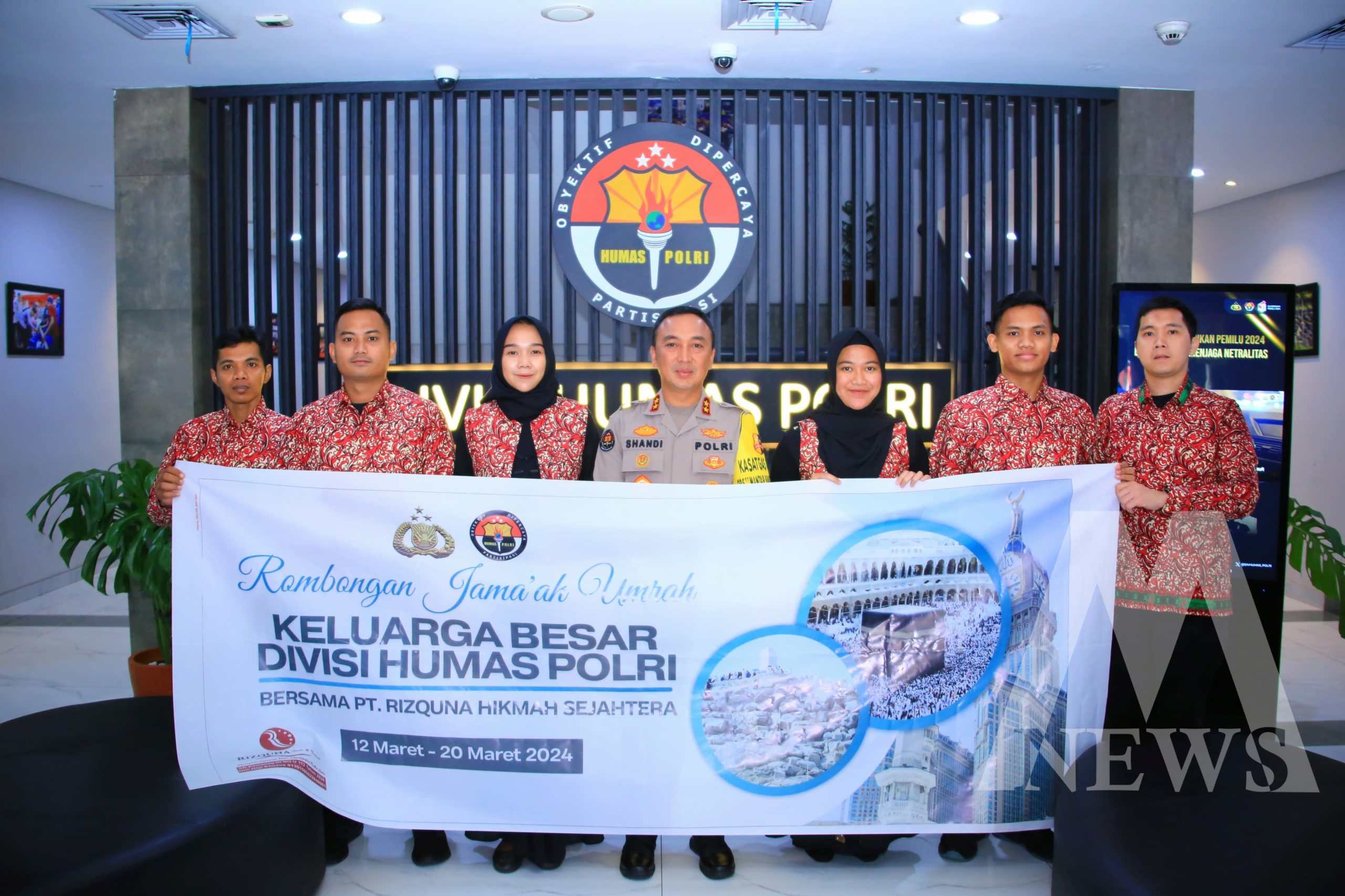 Kadiv Humas Polri Irjen Shandi Nugroho bersama anggota yang mendapat reward