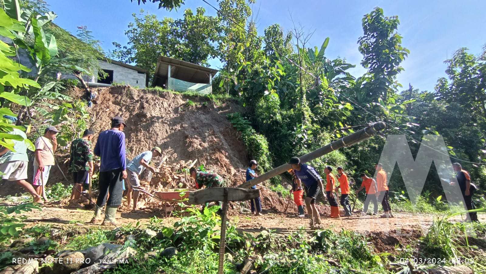 TNI Polri dan warga gotong royong bersihkan tanah longsor