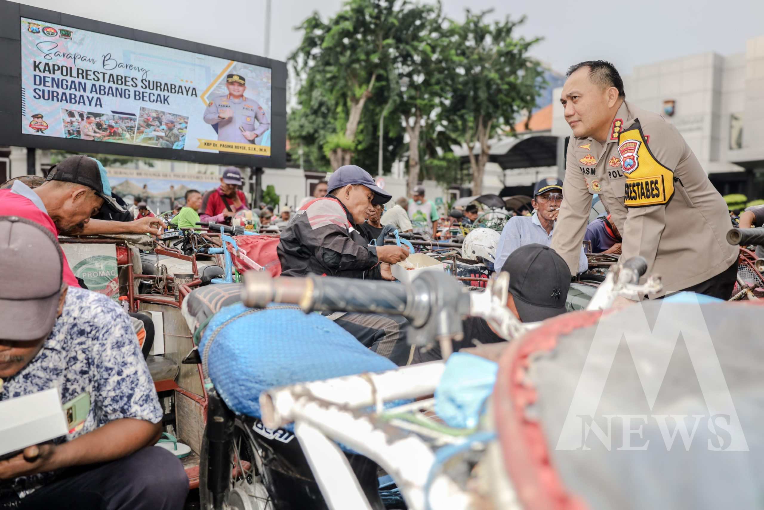 Kapolrestabes Surabaya Kombespol Pasma Royce bersama abang Becak