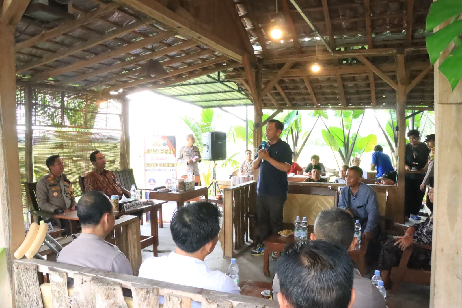 Kapolres Bojonegoro AKBP Mario Prahatinto saat Jum'at Curhat