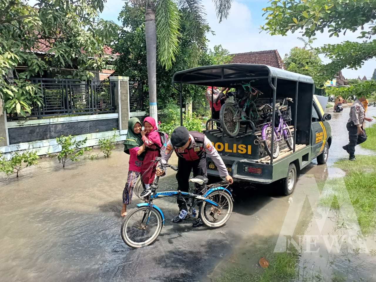 Polisi bantu evakuasi warga terjebak banjir di Magetan