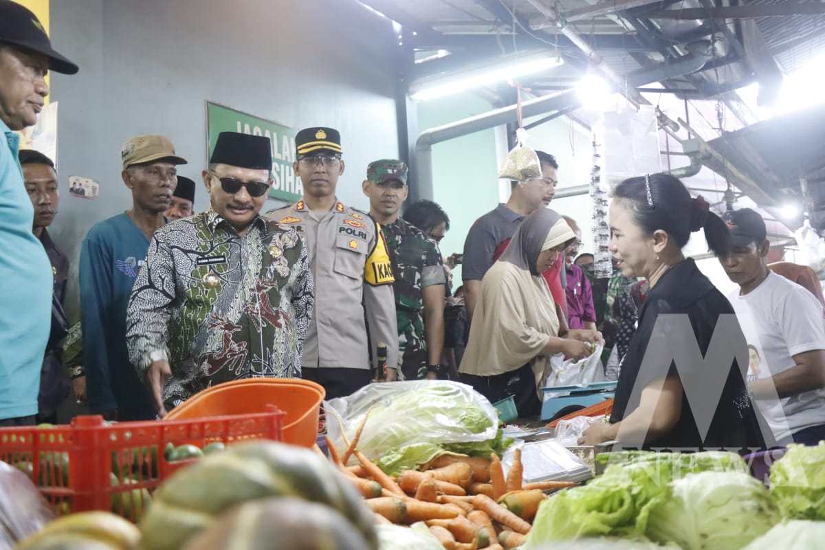 Kapolres Situbondo AKBP Dwi S.R saat sidak ke pasar