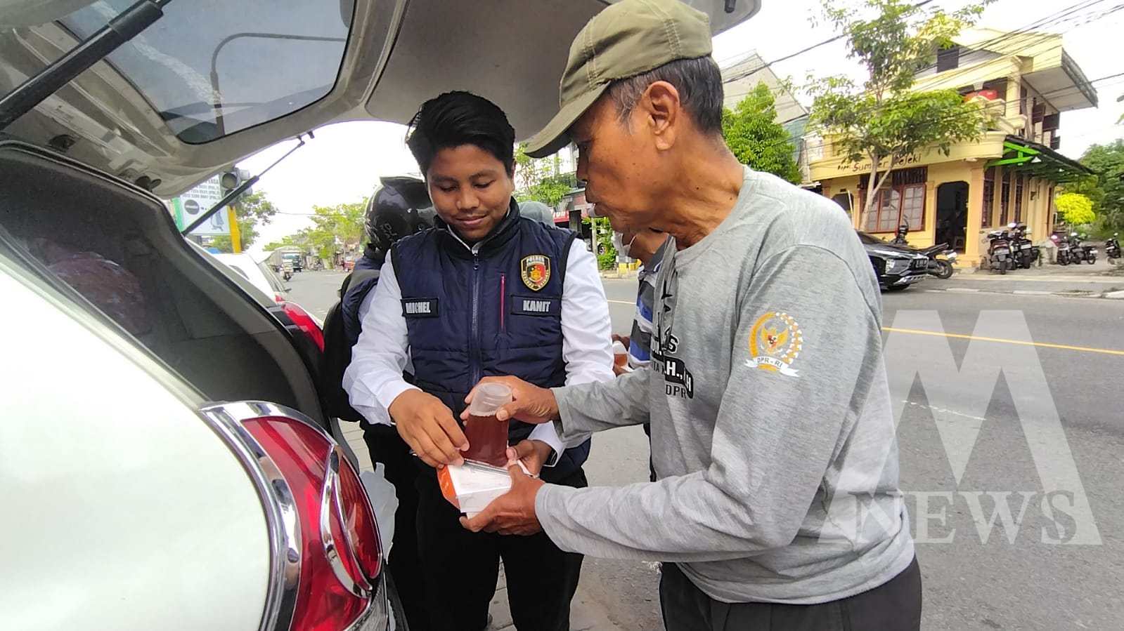 Satreskrim Polres Bojonegoro peduli masyarakat dengan berbagi nasi kotak